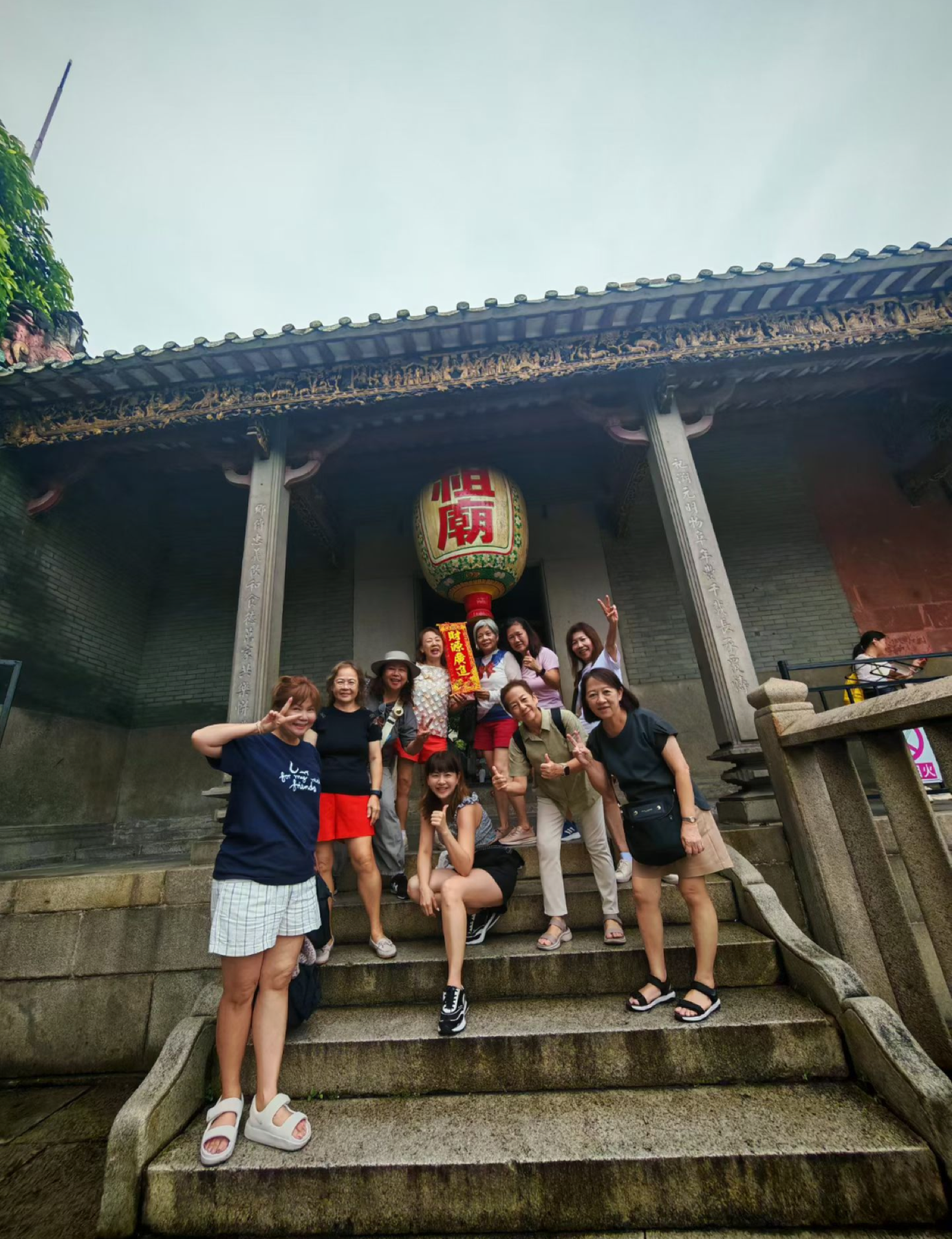 古建筑前的合影